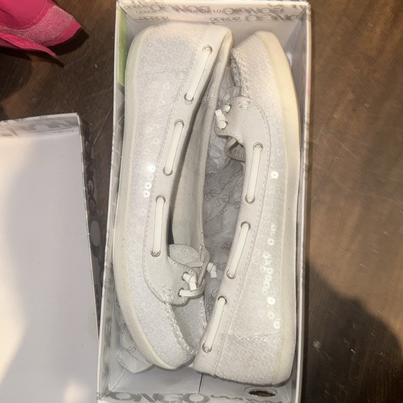 White closed toe shoes - Picture 3 of 4